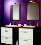 Podw&oacute;jne szafki i lustra nad bliźniaczymi umywalkam