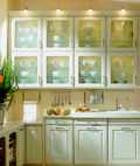 Wyeksponowanie naczyń zebranych w kredensie