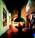 Otwarte palenisko w nowoczesnej obudowie