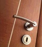 Do okleiny drewnopodobnej pasują klamki w kolorze mosiądzu