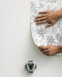 Poziomica służy do dokładnego wyznaczania poziomu i pionu w pomieszczeniach