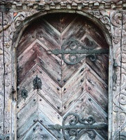 Zdobione płaskorzeźbami i okuciami drzwi wejściowe