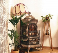 Białe kaflowe piece zostały zastąpione kotłem gazowym w piwnicy i tym piecem stojącym w salonie.