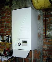 Elementy sterownicze oraz interfejs urządzenia znajdują się w wewnętrznym hydromodule i zawierają timer tygodniowy, pozwalający na regulację temperatury zgodnie z wymaganiami użytkownika