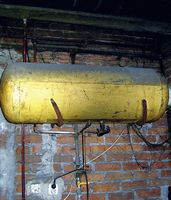 Do gromadzenia ciepłej wody użytkowej służy obecnie stary bojler, kt&oacute;ry wsp&oacute;łpracował poprzednio z piecem na miał węglowy