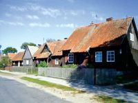 Ustawione w żołnierskim szyku domy w Klonie