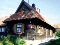 Ustawione w żołnierskim szyku domy w Klonie