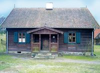 Stary, drewniany dom cieszy swą urodą, dziś mieści się tu oberża &#8222;Pod psem&#8221;