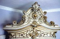 Rzeźbione zwieńczenie pieca