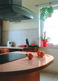 Jasna kuchnia z praktyczną wyspą