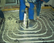 Ślimakowy spos&oacute;b układania rur ogrzewania podłogowego - etap I