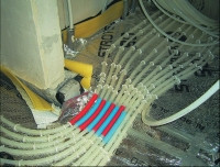 Rurki ogrzewania podłogowego zabezpieczone karbowanymi rurkami osłonowymi