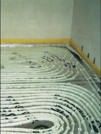 Ułożone rury ogrzewania podłogowego