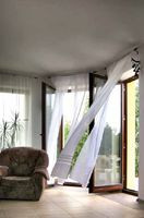 W północnym salonie nie brakuje światła