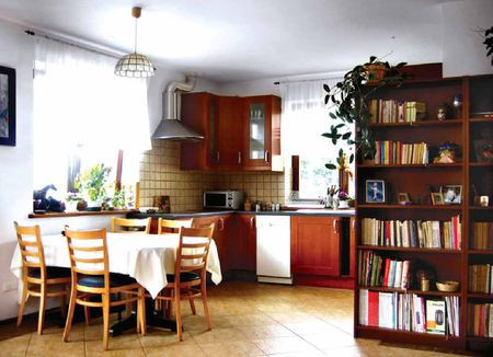 Przestronna kuchnia łączy się z jadalnią i salonem