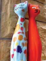 Gipsowe koty, ręcznie malowane przez dzieci