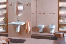  Dodatkowy podział tworzy ścianka działowa z umywalką.