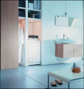 W sytuacji, gdy wnęka jest za wąska na wstawienie kabiny prysznicowej, warto pomyśleć o umiejscowieniu tam pralki oraz montażu kilku półek. 