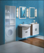 Duża wnęka w dużej łazience może posłużyć jako „mini pralnia”, w której zmieścimy pralkę i niezbędne detergenty