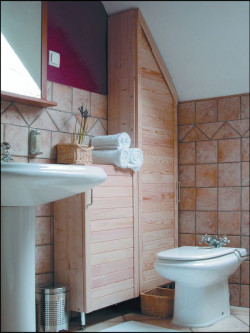 Skos najłatwiej wykorzystać jako miejsce na ciekawą szafkę. 