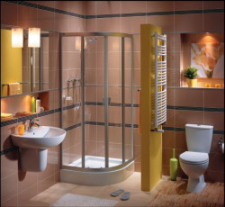 Mała powierzchnia oznacza często rezygnację z wanny, jednak, gdy musimy w to miejsce wstawić kabinę prysznicową, zostaje trochę wolnego miejsca