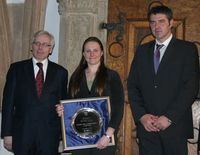 Przedstawiciele władz miasta wręczyli pani Renacie Hoffman nagrodę