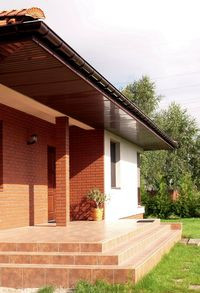 Wnękę przy głównym wejściu właściciele postanowili zbudować z cegły klinkierowej