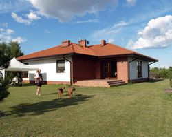 Taras za domem skierowany jest na południe, więc szybko nagrzewa się w słońcu. Przyspiesza to jego lokalizacja w obszernej wnęce między dwoma ścianami. Ponieważ długie okapy utrudniają montaż markizy, nad tarasem powstanie pergola ze zwijanym „żaglem”