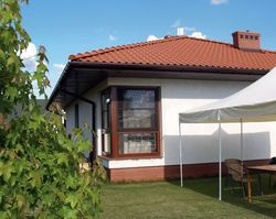 Narożne okna w pokojach prywatnych przykuły uwagę Magdy i Huberta podczas wybierania gotowego projektu. Uznali je za ciekawy element architektoniczny parterowego budynku o prostej bryle. Przez takie okna panorama na ogród jest szersza