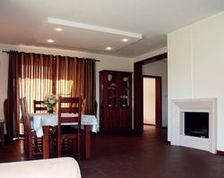 Wnętrza właściciele urządzali bez pomocy architektów wnętrz. Kominek wykończyli płytami trawertynu, a podgrzewane podłogi gresem w kolorze ciemnego brązu. Cieszą się z faktu, że kuchnia jest oddzielona od jadalni i salonu. To się sprawdza!