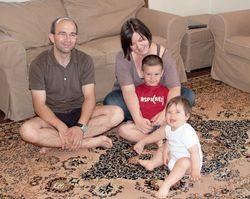 Magda i Hubert z dziećmi, Klarą i Mikołajem. – Kolejny dom byłby identyczny, czyli parterowy, z klinkierowymi elewacjami i podobnym układem wnętrz, ogrzewany pompą ciepła. Dołożylibyśmy tylko pralnię z suszarnią oraz wentylację mechaniczną z odzyskiem ciepła