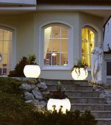 Donice z wmontowaną od spodu oprawą oświetleniową przystosowaną do użytkowania na zewnątrz