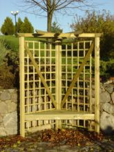 Pergola połączona z drewnianą ławką