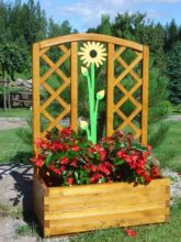 Kratownica połączona z dużą drewnianą donicą ogrodową