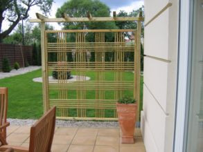 Trejaż drewniany jako ścianka oddzielająca taras od ogrodu