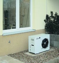 Pompa ciepła ustawiona jest na wspaniałym rozległym patio