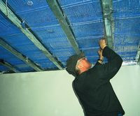 Maty kapilarne wymagają bardzo starannego rozłożenia i umocowania na powierzchni sufitu