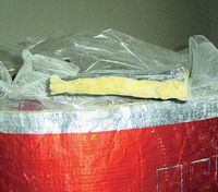 Powierzchnia sufitu jest wyłożona matą izolacyjną składającą się z wełny mineralnej