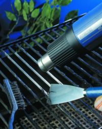 Ciężko było doszorować przypalony tłuszcz nawet przy użyciu drucianego zmywaka i proszk&oacute;w do szorowania.