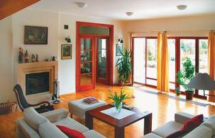 Duży pokój dzienny pełen łagodnego światła