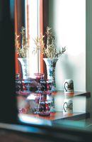 Światło załamuje się w kryształowych lustrach i przejrzystych naczyniach