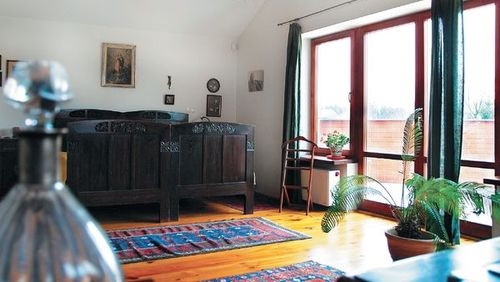 Obszerna małżeńska sypialnia z subtelnie zdobionym dębowym łożem i własnym słonecznym tarasem.