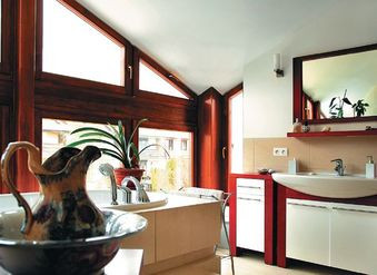 Piękna stolarka okienna jest niemal jedyną ozdobą powściągliwie urządzonego wnętrza