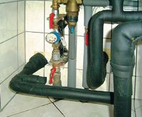 Odcinek połączenia pompy ciepła z kolektorem, znajdujący się wewnątrz domu