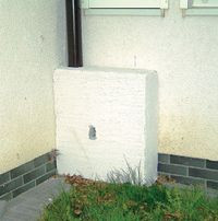 Pompa ciepła jest połączona z kolektorem pionowym w spos&oacute;b nietypowy, to znaczy nie przez podłogę, a przez ścianę