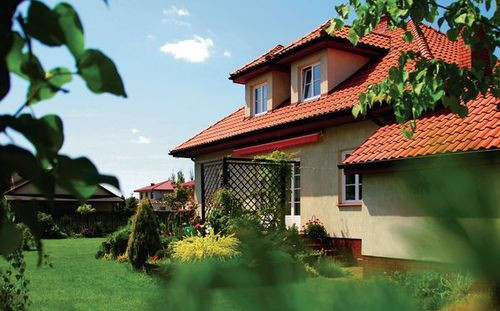 Widok na dworek z ogrodu