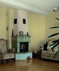 Obmurowany kaflami kominek