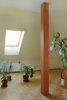 Jeden z nieurządzonych jeszcze pokoi pod kopertowym dachem