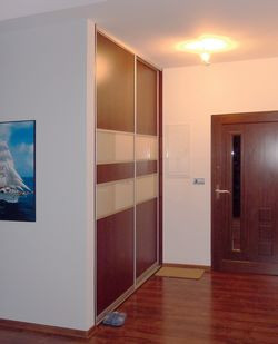 Obszerny przedpokój połączony jest zarówno z salonem, jak i z kuchnią oraz jadalnią