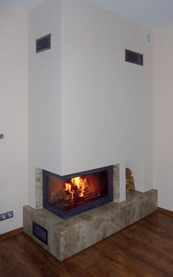 Kominek w salonie pełni wyłącznie funkcję rekreacyjną